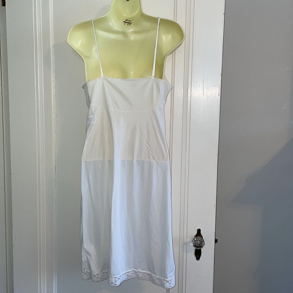 Vtg‎ Vanity Fair white nylon full slip with lace details - Picture 4 of 6